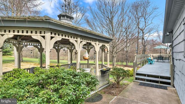 33 ROCK RIDGE RD, Lake Harmony, PA 18624