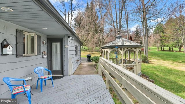 33 ROCK RIDGE RD, Lake Harmony, PA 18624