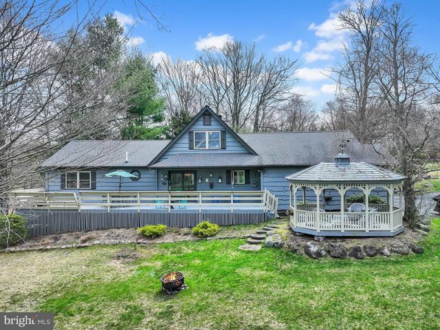 33 ROCK RIDGE RD, Lake Harmony, PA 18624