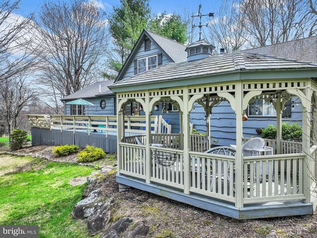 33 ROCK RIDGE RD, Lake Harmony, PA 18624