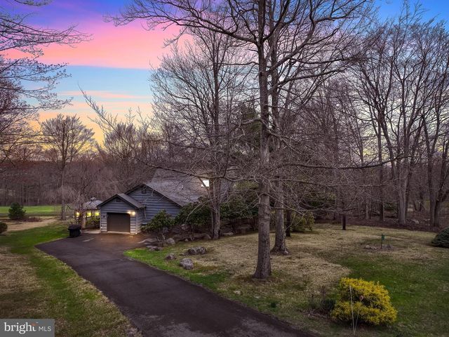 33 ROCK RIDGE RD, Lake Harmony, PA 18624