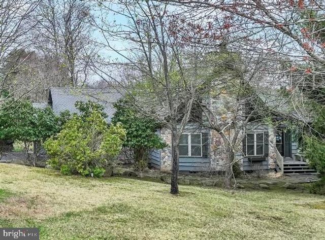 33 ROCK RIDGE RD, Lake Harmony, PA 18624