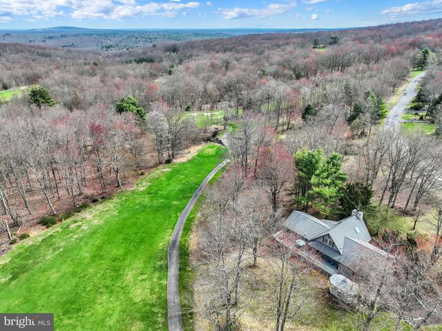 33 ROCK RIDGE RD, Lake Harmony, PA 18624