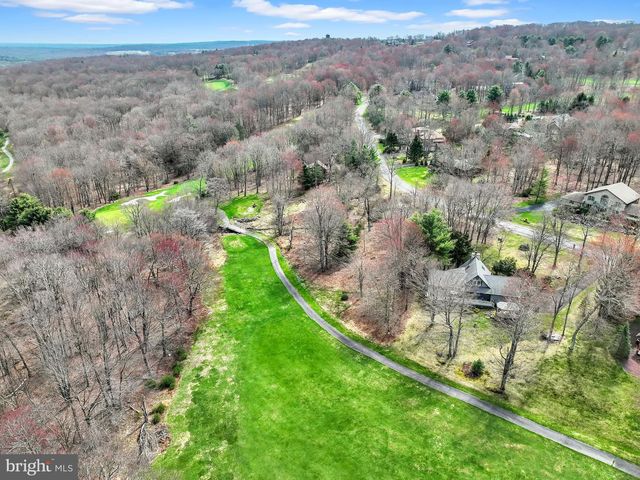 33 ROCK RIDGE RD, Lake Harmony, PA 18624