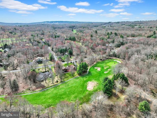 33 ROCK RIDGE RD, Lake Harmony, PA 18624