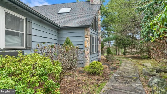 33 ROCK RIDGE RD, Lake Harmony, PA 18624