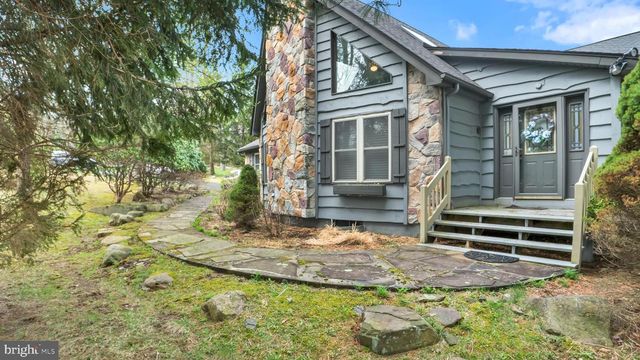 33 ROCK RIDGE RD, Lake Harmony, PA 18624