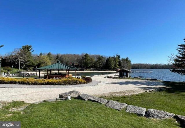 33 ROCK RIDGE RD, Lake Harmony, PA 18624
