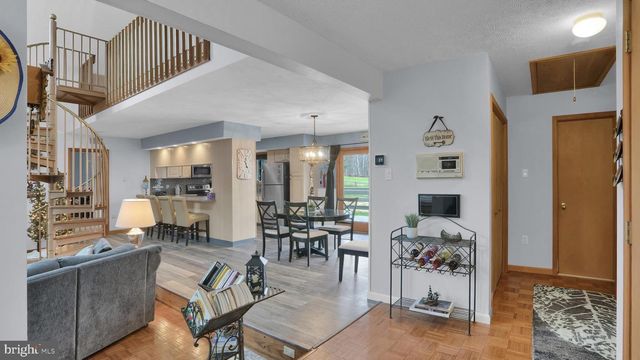 33 ROCK RIDGE RD, Lake Harmony, PA 18624