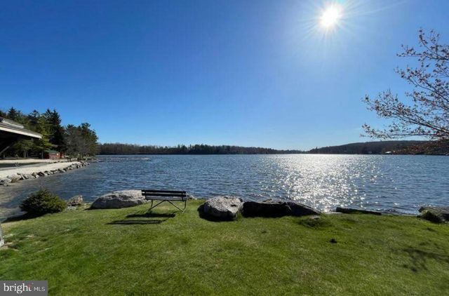 33 ROCK RIDGE RD, Lake Harmony, PA 18624