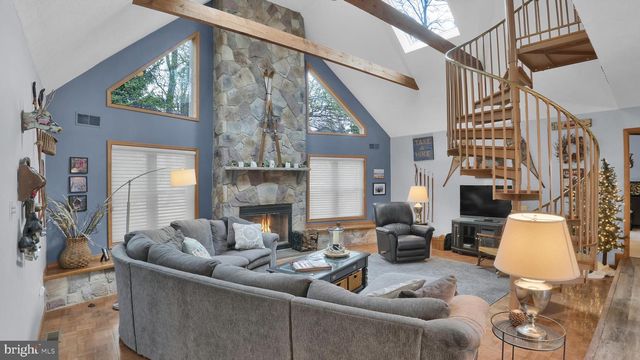 33 ROCK RIDGE RD, Lake Harmony, PA 18624