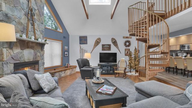 33 ROCK RIDGE RD, Lake Harmony, PA 18624