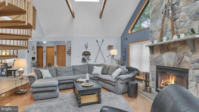 33 ROCK RIDGE RD, Lake Harmony, PA 18624