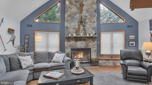 33 ROCK RIDGE RD, Lake Harmony, PA 18624