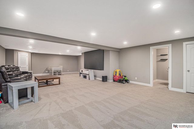 18514 Olive Circle, Omaha, NE 68136