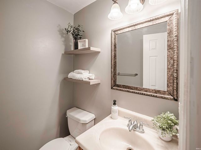 922 Forest Glen Drive, Evansville, IN 47712