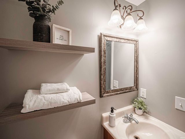 922 Forest Glen Drive, Evansville, IN 47712