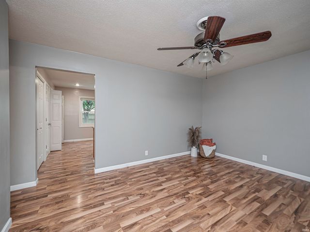 922 Forest Glen Drive, Evansville, IN 47712