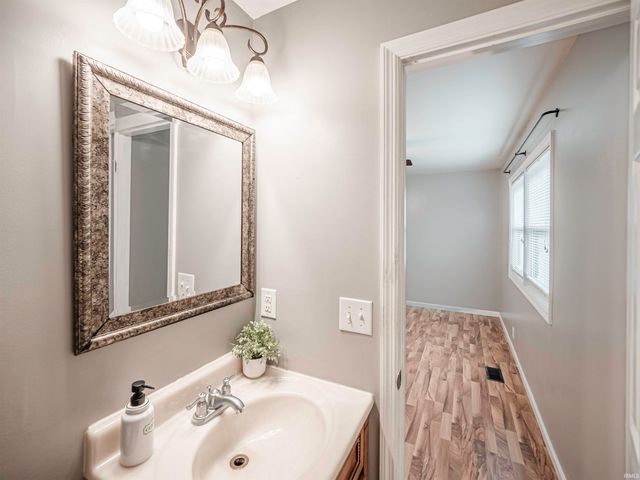 922 Forest Glen Drive, Evansville, IN 47712