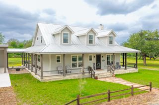 1407 County Road 761, Devine, TX 78016