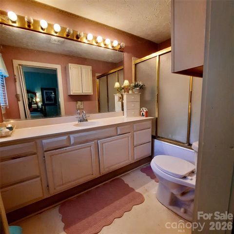 121 Ohara Circle, Hendersonville, NC 28739