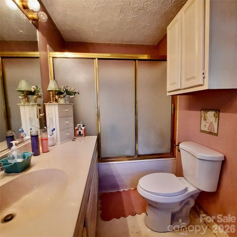 121 Ohara Circle, Hendersonville, NC 28739