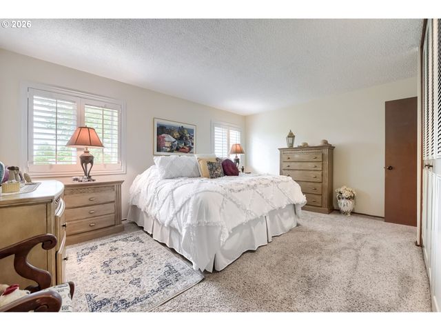 10290 Sw HIGHLAND Dr, Portland, OR 97224