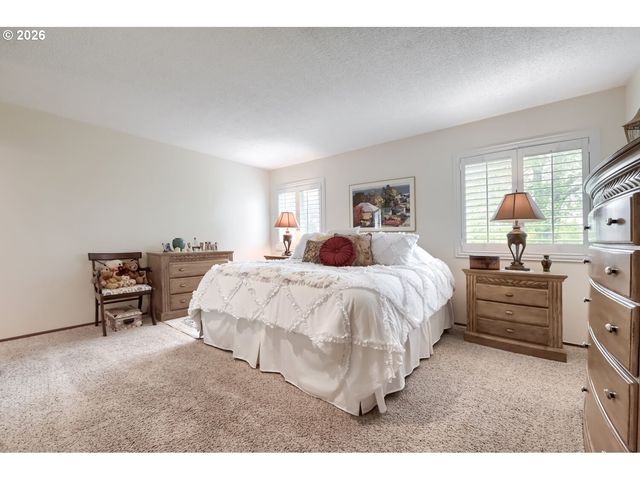 10290 Sw HIGHLAND Dr, Portland, OR 97224