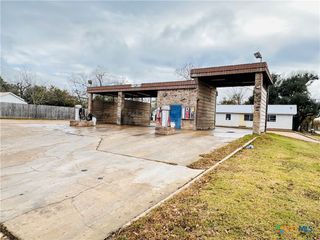 400 E Morris Street, Yoakum, TX 77995