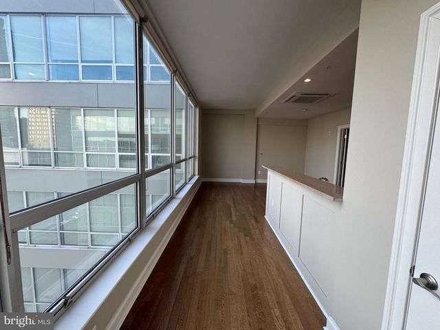 2040 Market St Apt 701, Philadelphia, PA 19103