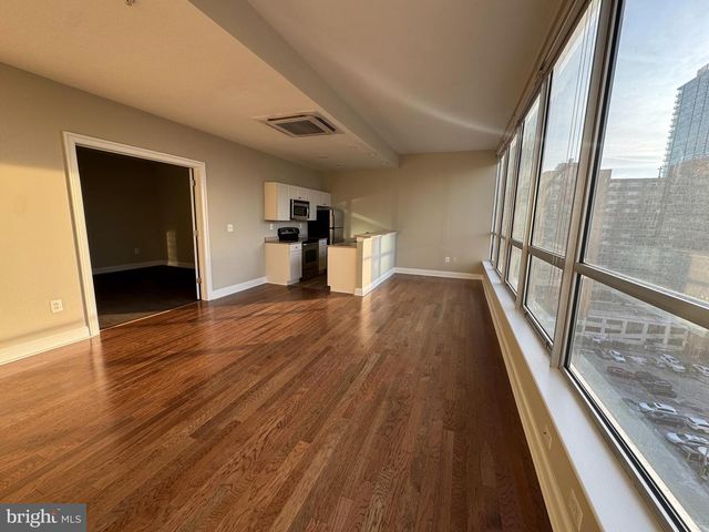 2040 Market St Apt 701, Philadelphia, PA 19103