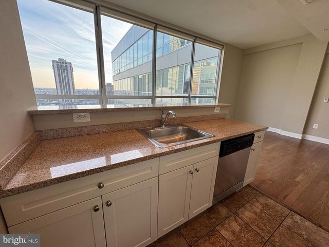 2040 Market St Apt 701, Philadelphia, PA 19103