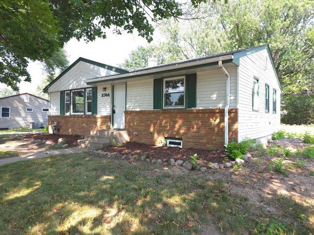 2744 Matilda Street, Roseville, MN 55113