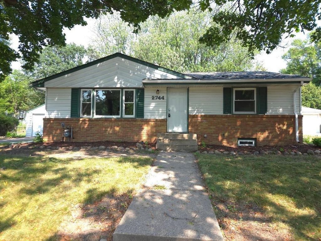 2744 Matilda Street, Roseville, MN 55113
