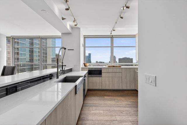 1600 S Prairie Avenue 1901, Chicago, IL 60616