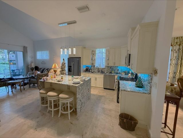 32 Monterey Pointe Drive 32, Palm Beach Gardens, FL 33418