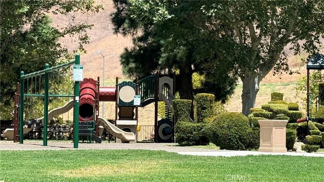 12022 Falcon Crest, Los Angeles, CA 91326