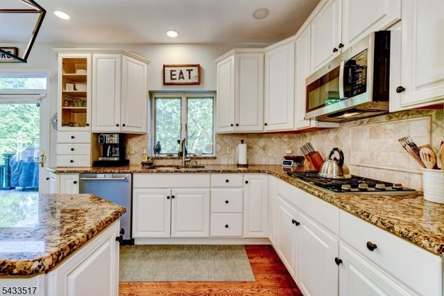 302 Kelly Dr, Branchburg Twp., NJ 08853