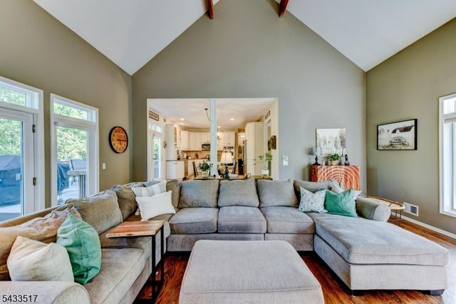 302 Kelly Dr, Branchburg Twp., NJ 08853