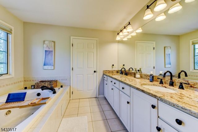 302 Kelly Dr, Branchburg Twp., NJ 08853