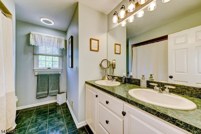 302 Kelly Dr, Branchburg Twp., NJ 08853