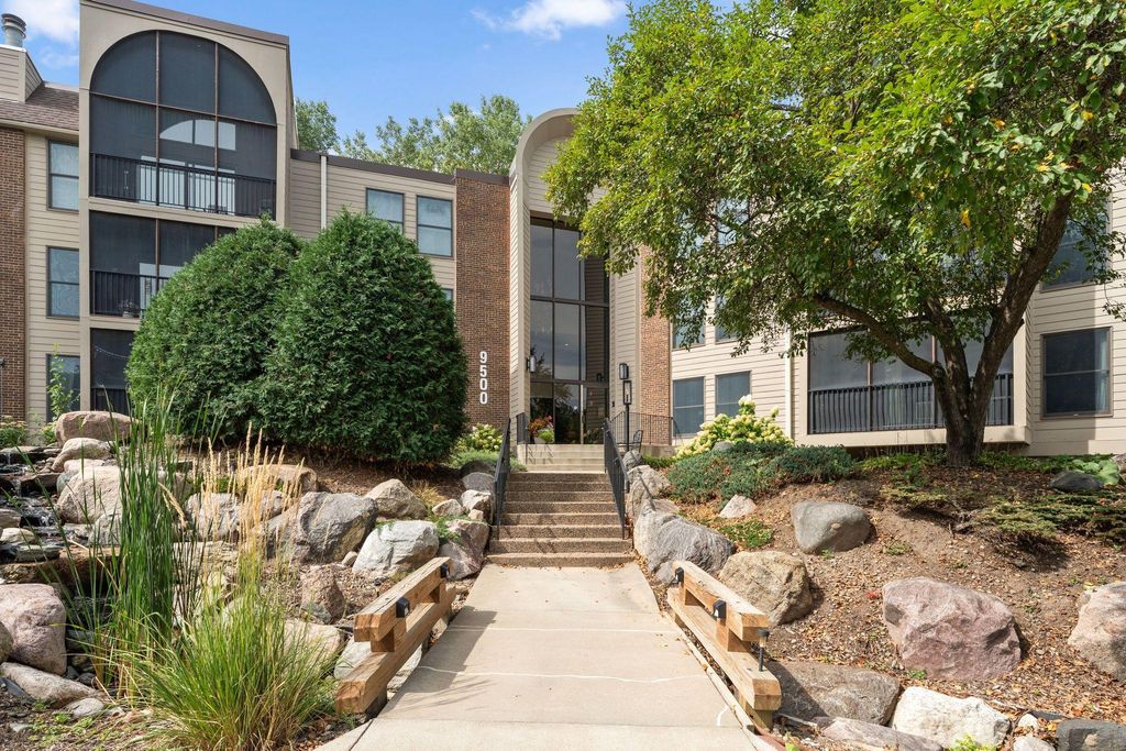 9500 Collegeview Road 206, Bloomington, MN 55437