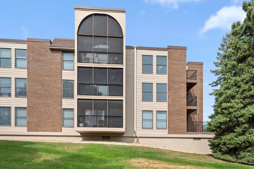 9500 Collegeview Road 206, Bloomington, MN 55437 — photo 2