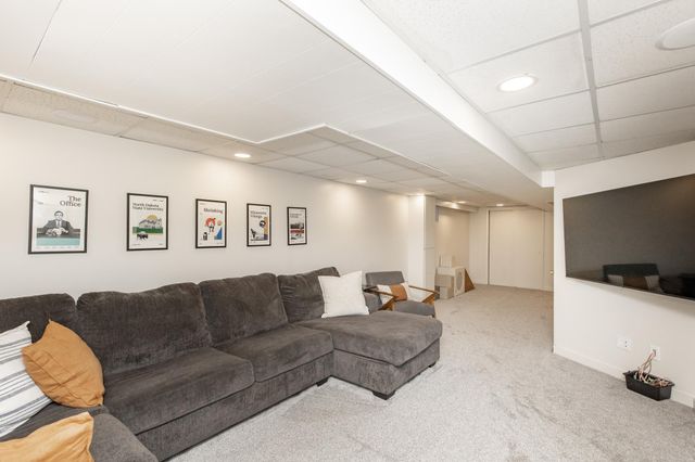 514 7th Avenue W, West Fargo, ND 58078