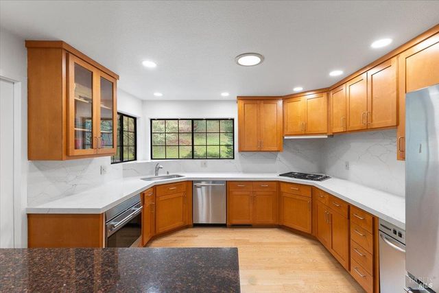 668 Wild Oak Dr, Santa Rosa, CA 95409