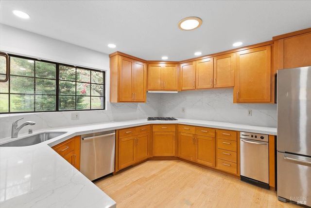 668 Wild Oak Dr, Santa Rosa, CA 95409