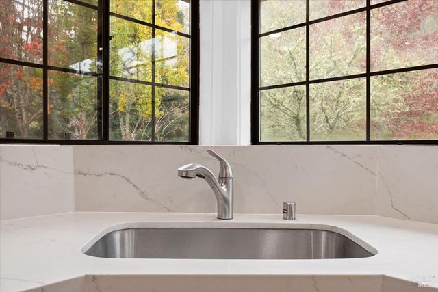 668 Wild Oak Dr, Santa Rosa, CA 95409