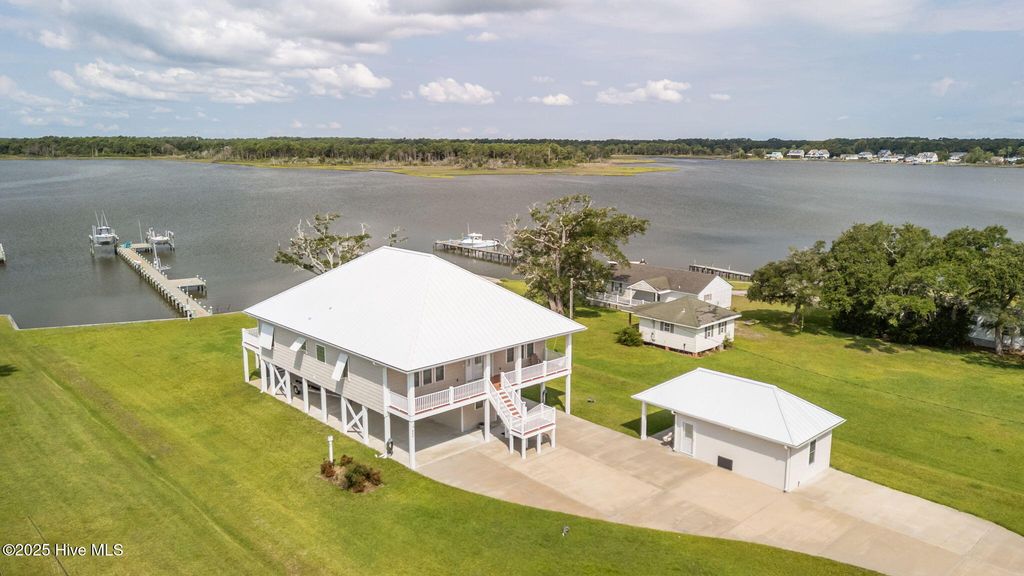 Image 4 of property listing at 429 Live Oak Road, Newport, NC 28570