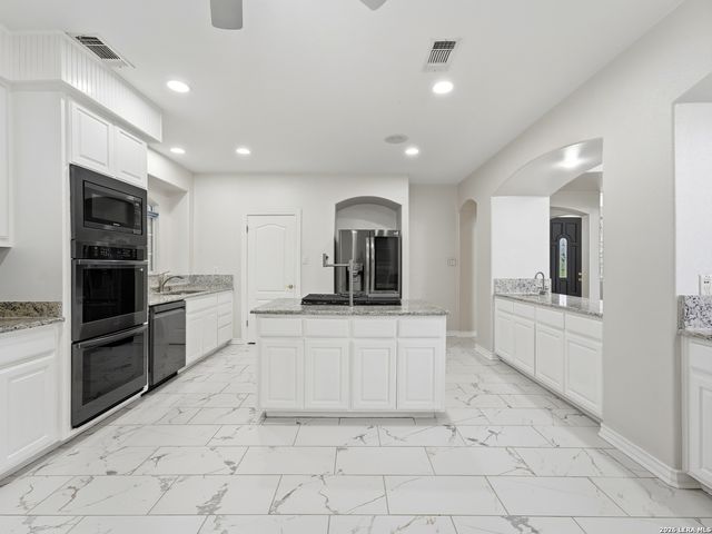 1804 Winding Vw, San Antonio, TX 78260