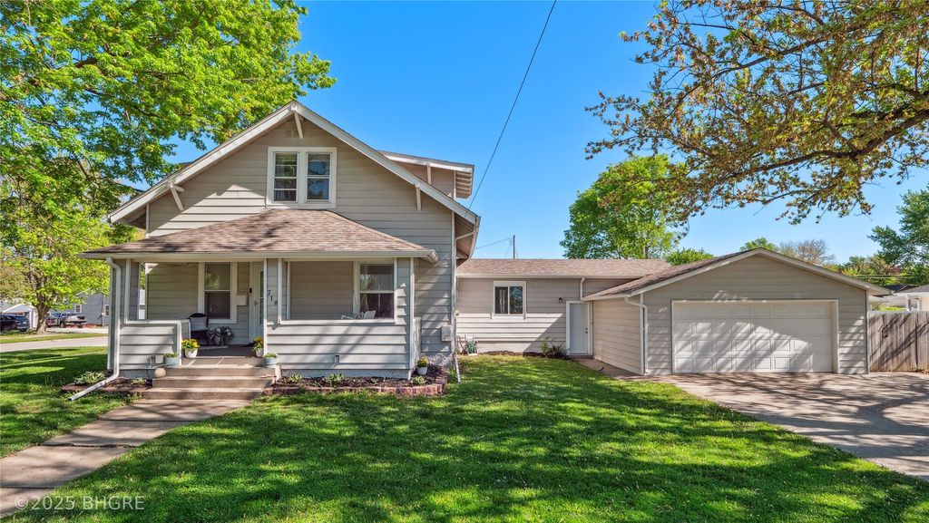 718 W 3rd Avenue, Indianola, IA 50125